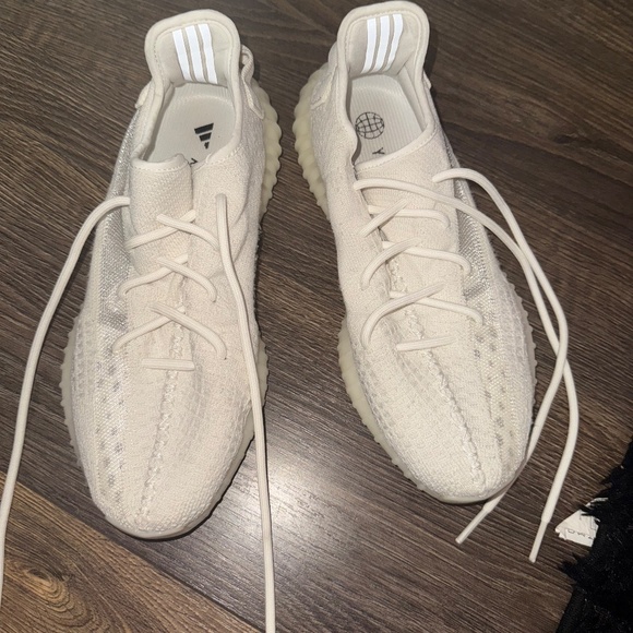 Yeezy 350 v2 With box - Picture 2 of 2